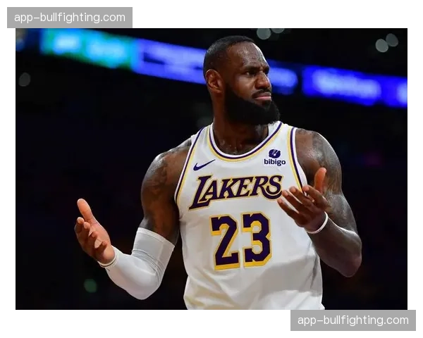 詹姆斯创纪录却饮恨 老将赛后摊手画面引热议